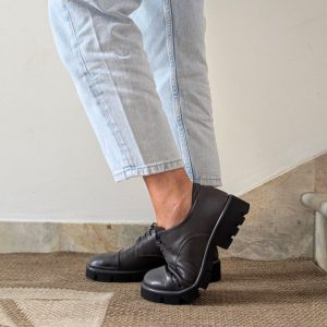 Scarpa derby con lacci Fluffy Lace e lavorazione a sacchetto in nappa grigio antracite – IN PREVENDITA