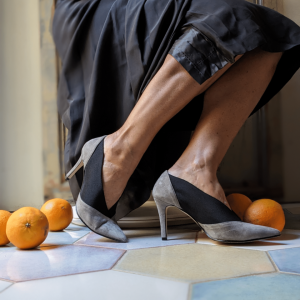 Décolleté a punta con inserti elastici Alina con tacco stiletto di 70 mm in camoscio grigio