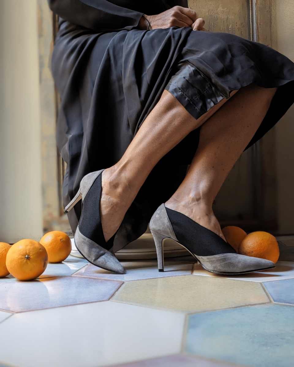 Décolleté a punta con inserti elastici Alina con tacco stiletto di 70 mm in camoscio grigio - immagine 2