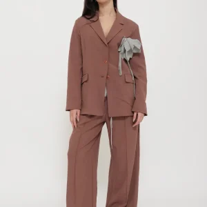 Completo palazzo con giacca e dettagli a contrasto