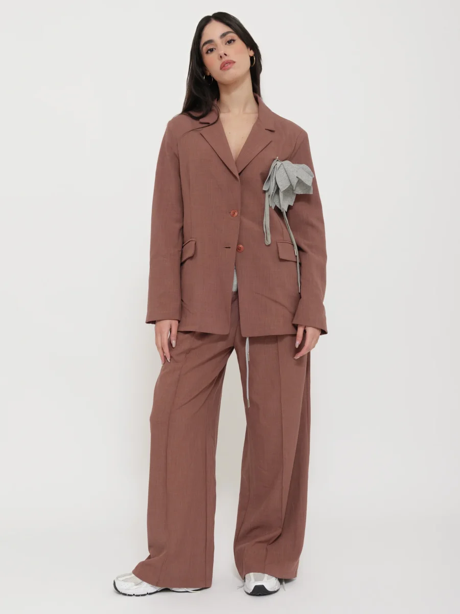 Completo palazzo con giacca e dettagli a contrasto - immagine 2