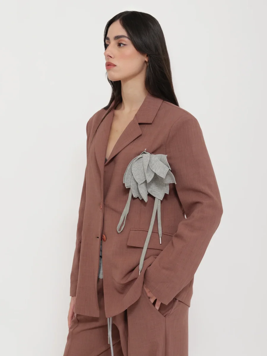 Completo palazzo con giacca e dettagli a contrasto - immagine 4