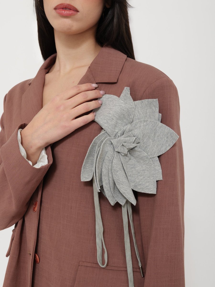 Completo palazzo con giacca e dettagli a contrasto - immagine 6