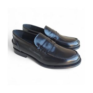 MOCASSINO DA UOMO STILE COLLEGE IN PELLE LUCIDA DI VITELLO CON SOLETTA ANATOMICA ESTRAIBILE E FONDO CUOIO ANTISCIVOLO CUCITO.