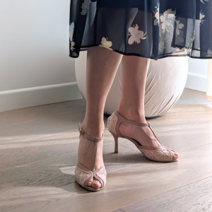 Décolleté t-bar Anafi tanghera con tacco sottile di 70 mm in tessuto bijoux cipria, nappa nude, nappa rosa carne – IN PREVENDITA