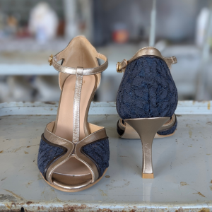 Décolleté t-bar Anafi tanghera con tacco sottile di 70 mm in pizzo blu, laminato beige e nappa nero – IN PREVENDITA