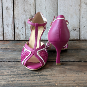 Décolleté t-bar Anafi tanghera con tacco sottile di 70 mm in tessuto bouganville, nappa bouganville e nappa panna – IN PREVENDITA