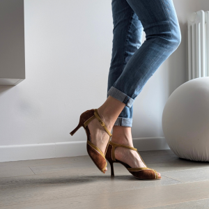 Décolleté t-bar Anafi tanghera con tacco sottile di 70 mm in camoscio bruciato, senape e laminato cipria – IN PREVENDITA