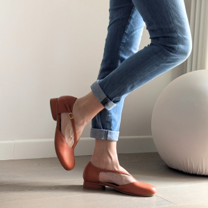 Ballerina a punta larga Aria con doppio cinturino in nappa aragosta – IN PREVENDITA