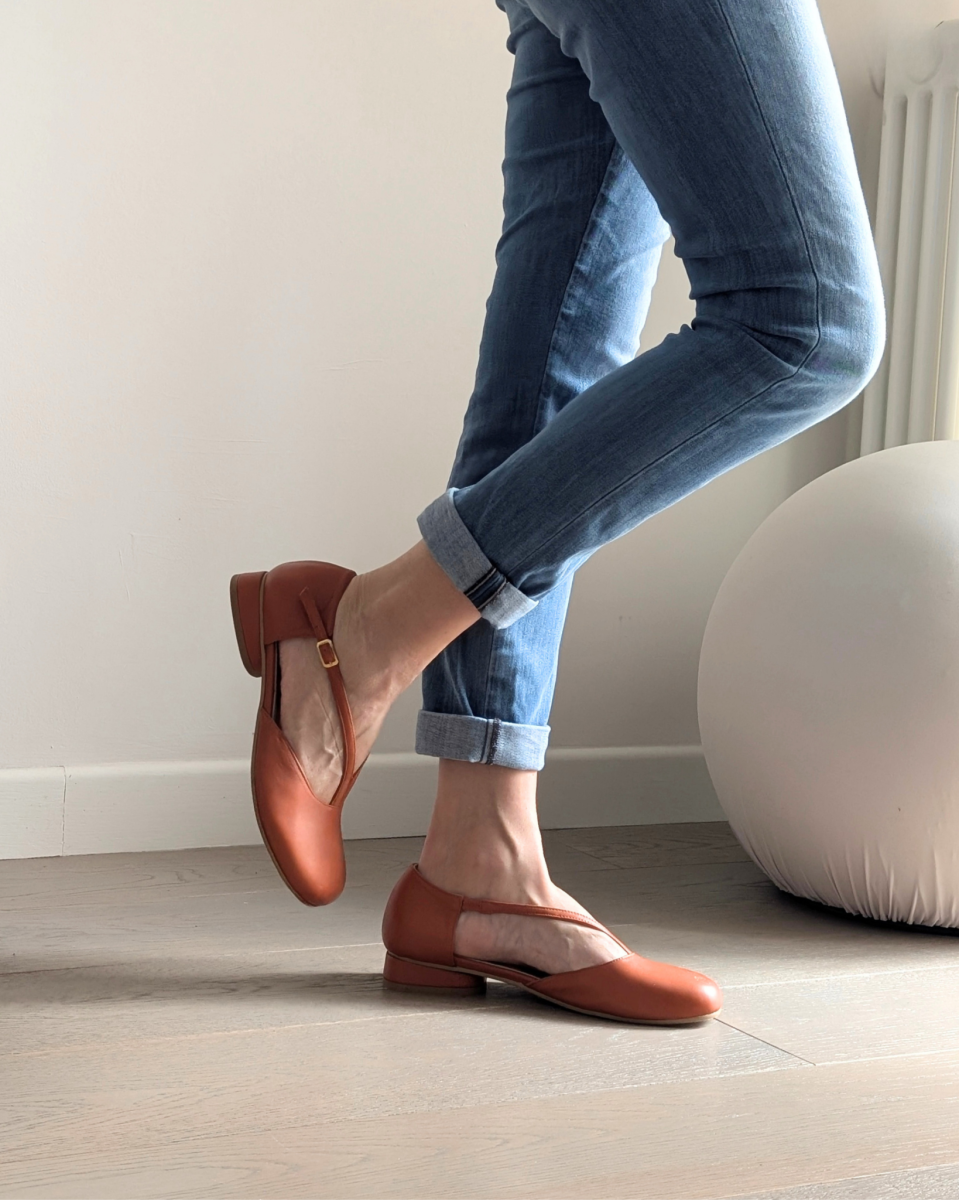 Ballerina a punta larga Aria con doppio cinturino in nappa aragosta – IN PREVENDITA - immagine 2