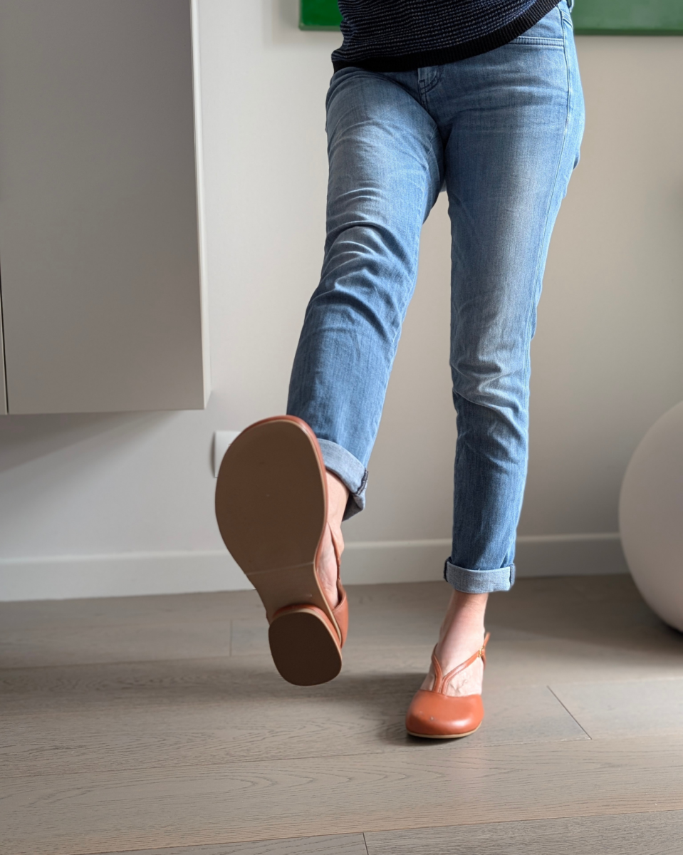 Ballerina a punta larga Aria con doppio cinturino in nappa aragosta – IN PREVENDITA - immagine 4