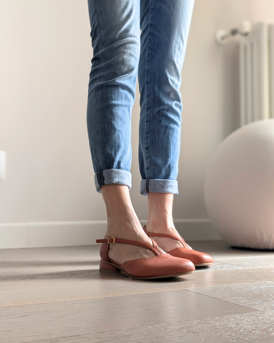 Ballerina a punta larga Aria con doppio cinturino in nappa aragosta – IN PREVENDITA - immagine 5