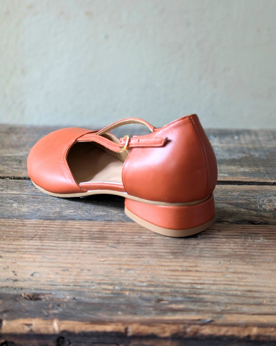 Ballerina a punta larga Aria con doppio cinturino in nappa aragosta – IN PREVENDITA - immagine 6