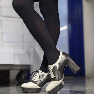 Scarpa stringata francesina con plateau e tacco a colonna Blondie in nappa panna e antracite