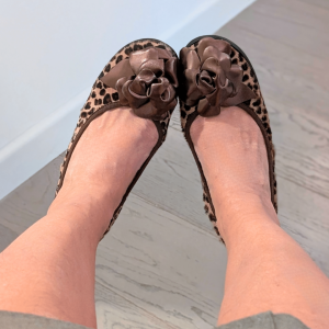 Ballerina a punta tonda con lavorazione a sacchetto Bally in cavallino animalier e fiore in laminato testa di moro