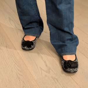 Ballerina a punta tonda con lavorazione a sacchetto Bally in tessuto bouclé nero e panna e fiore in camoscio nero