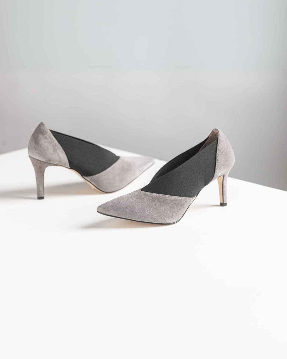 Décolleté a punta con inserti elastici Alina con tacco stiletto di 70 mm in camoscio grigio - immagine 5