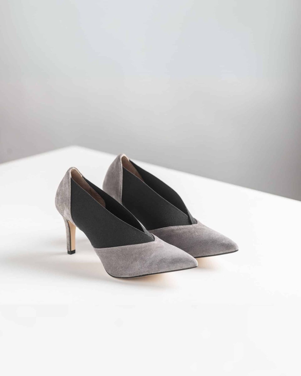 Décolleté a punta con inserti elastici Alina con tacco stiletto di 70 mm in camoscio grigio - immagine 4