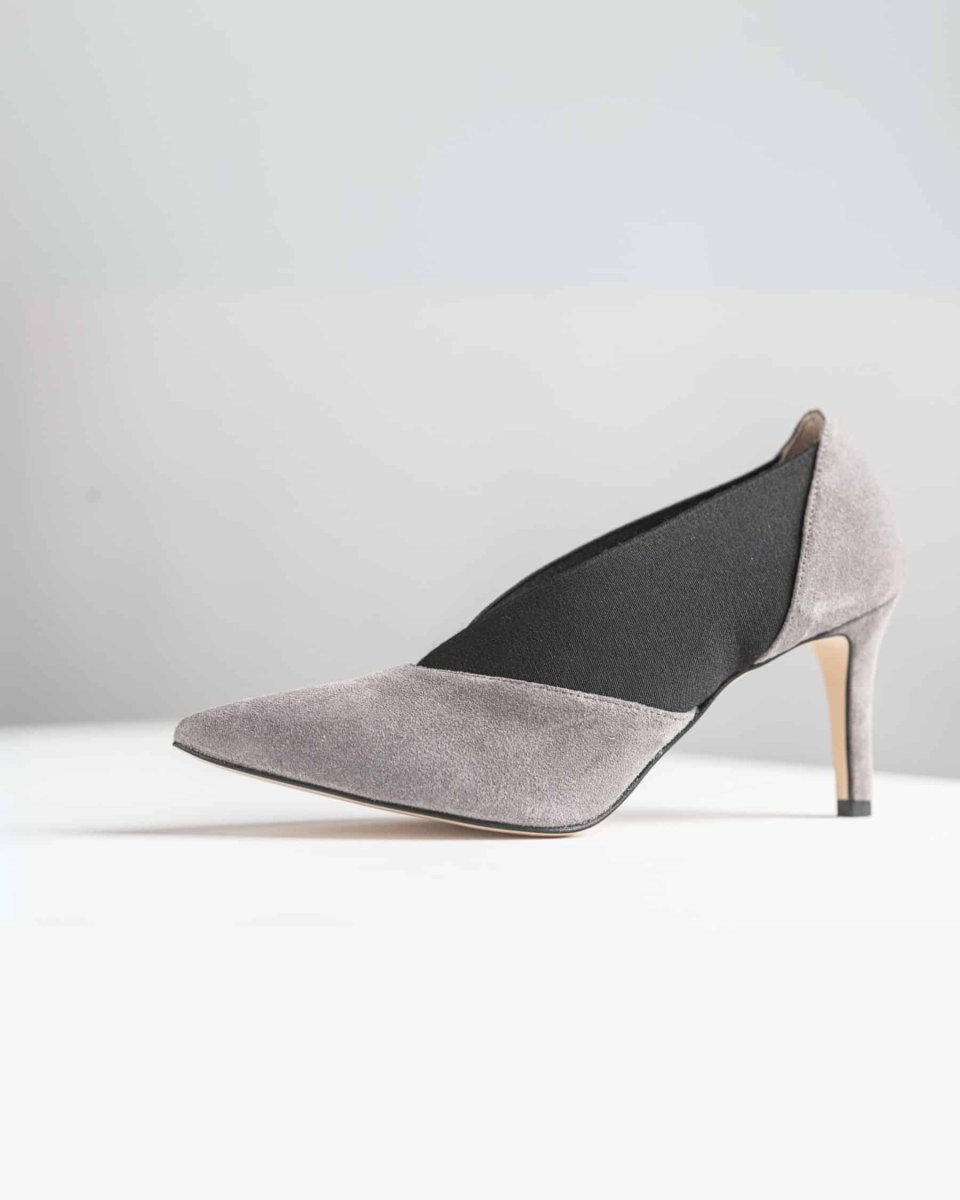 Décolleté a punta con inserti elastici Alina con tacco stiletto di 70 mm in camoscio grigio - immagine 3