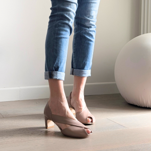 Décolleté asimmetrico a punta larga Diana peep toe con tacco a coda di 50 mm in nappa nude – IN PREVENDITA