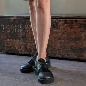 Scarpa derby con lacci Fluffy Lace e lavorazione a sacchetto in nappa e cavallino nero – IN PREVENDITA