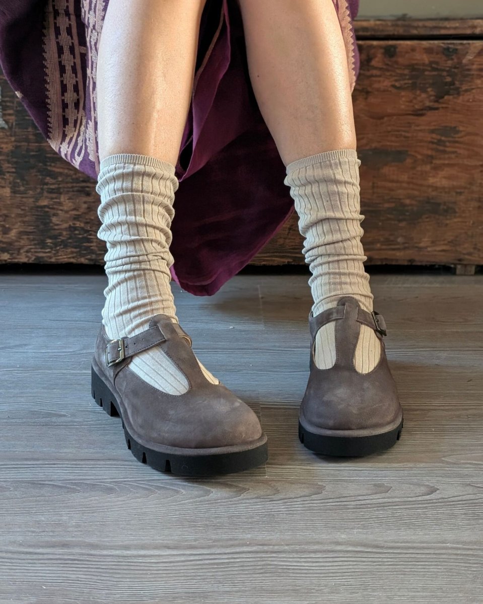 Scarpa bassa T-bar Fluffy Ti con fibbia e lavorazione a sacchetto in camoscio bruno – IN PREVENDITA - immagine 6