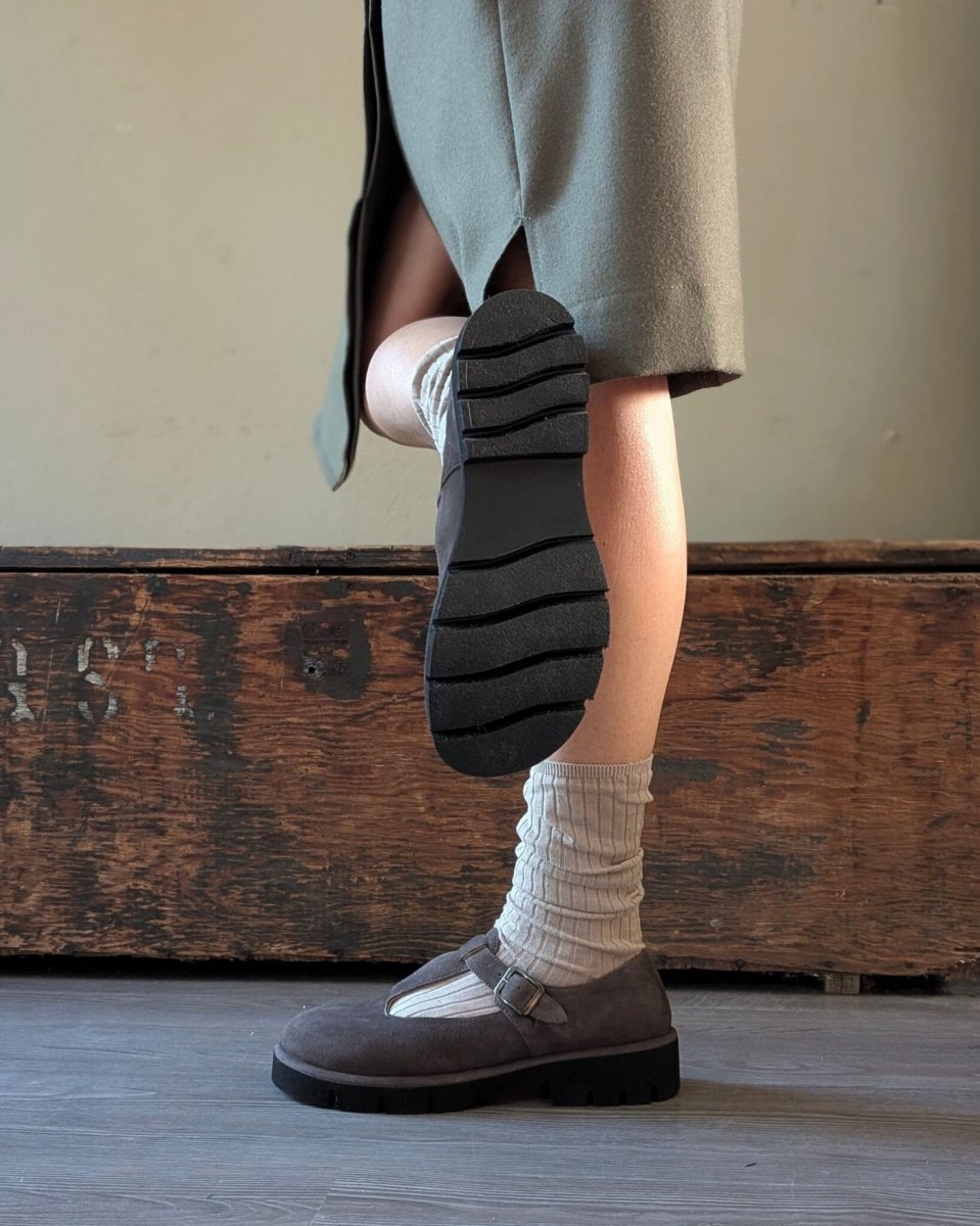 Scarpa bassa T-bar Fluffy Ti con fibbia e lavorazione a sacchetto in camoscio bruno – IN PREVENDITA - immagine 4