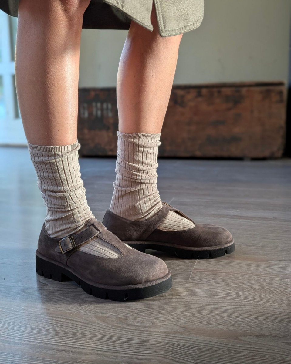 Scarpa bassa T-bar Fluffy Ti con fibbia e lavorazione a sacchetto in camoscio bruno – IN PREVENDITA - immagine 5