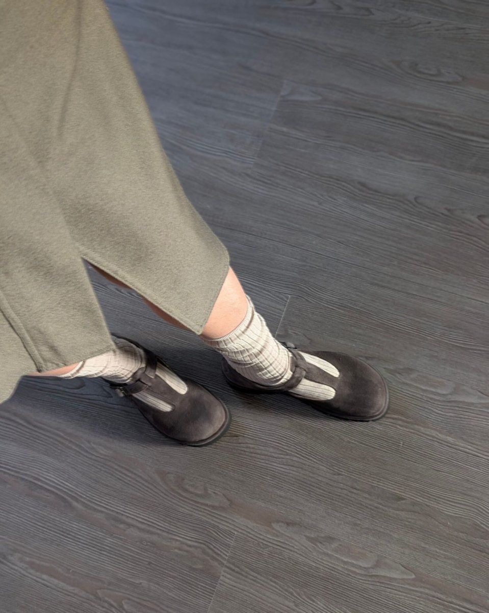 Scarpa bassa T-bar Fluffy Ti con fibbia e lavorazione a sacchetto in camoscio bruno – IN PREVENDITA - immagine 3