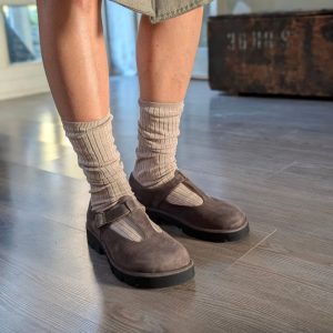 Scarpa bassa T-bar Fluffy Ti con fibbia e lavorazione a sacchetto in camoscio bruno – IN PREVENDITA