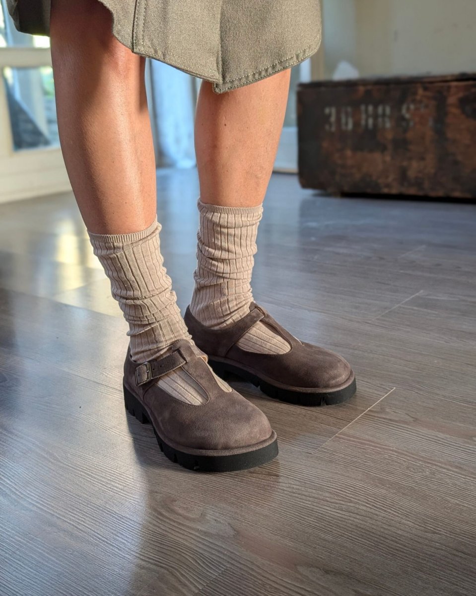 Scarpa bassa T-bar Fluffy Ti con fibbia e lavorazione a sacchetto in camoscio bruno – IN PREVENDITA - immagine 2