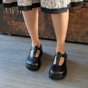 Scarpa bassa T-bar Fluffy Ti con fibbia e lavorazione a sacchetto in nappa nero – IN PREVENDITA