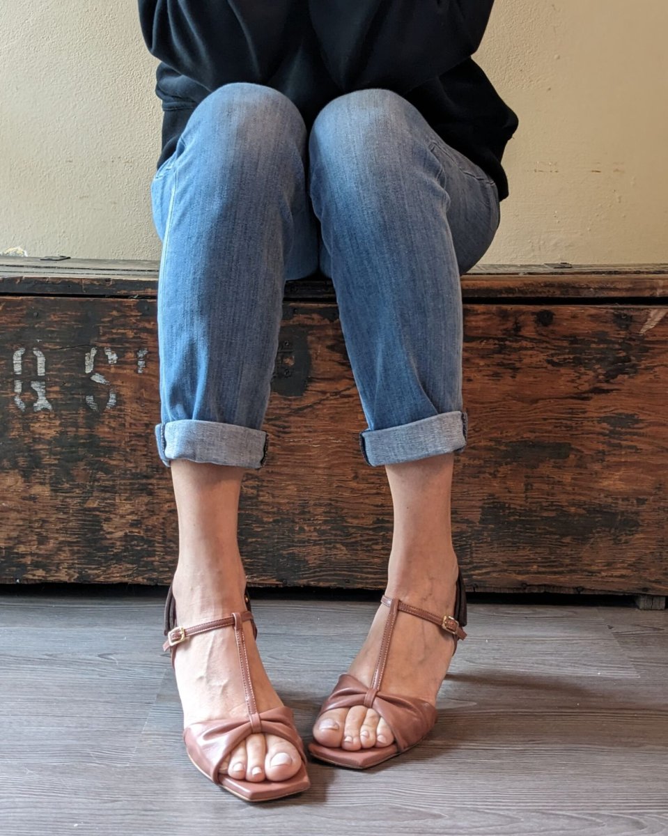 Sandalo t-bar Gaia con tacco 5 cm in nappa phard e cioccolato - immagine 4