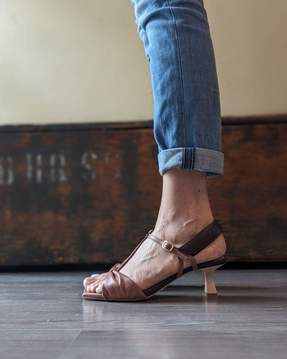 Sandalo t-bar Gaia con tacco 5 cm in nappa phard e cioccolato - immagine 3