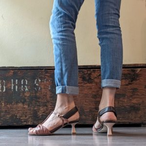 Sandalo t-bar Gaia con tacco 5 cm in nappa phard e cioccolato