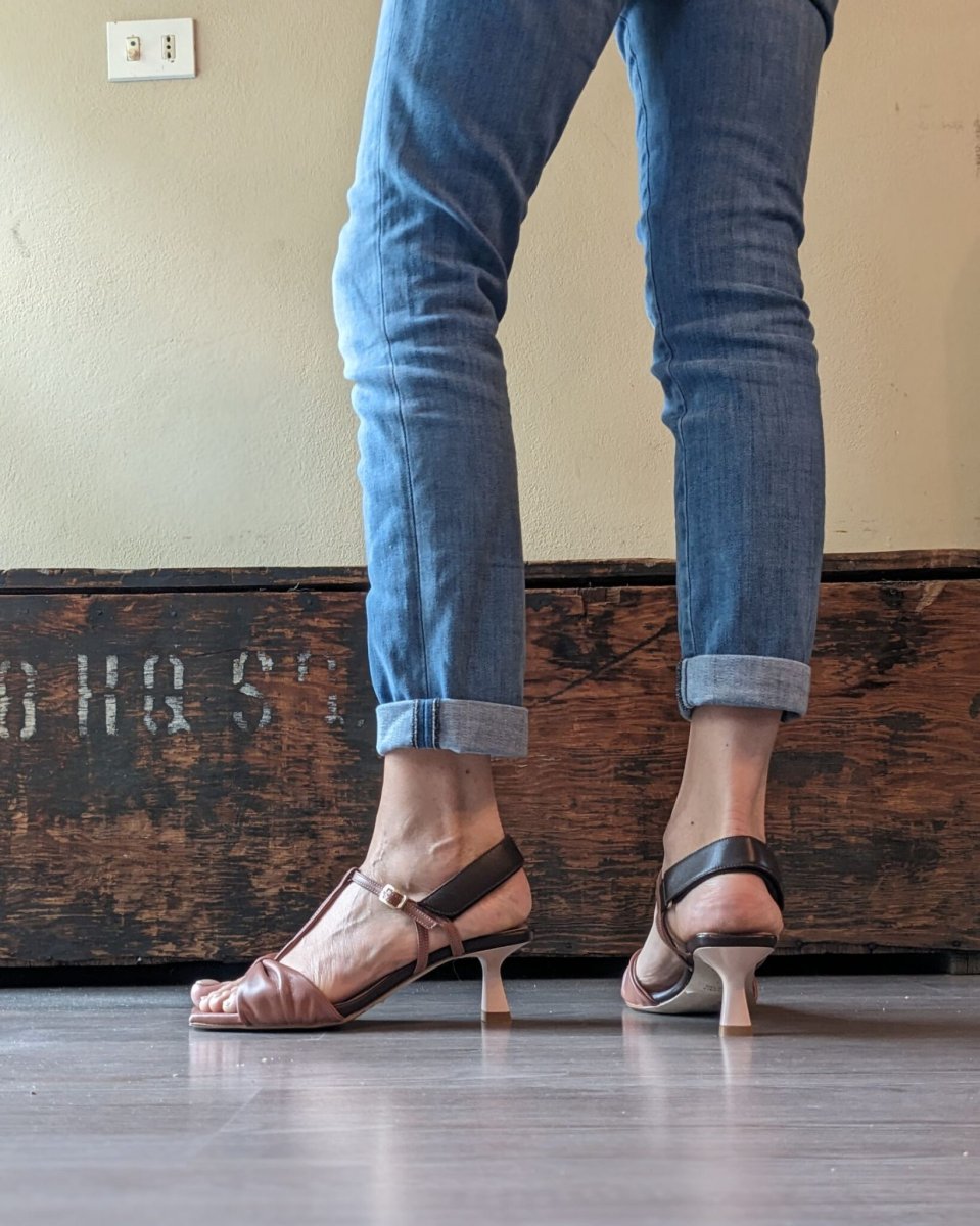 Sandalo t-bar Gaia con tacco 5 cm in nappa phard e cioccolato