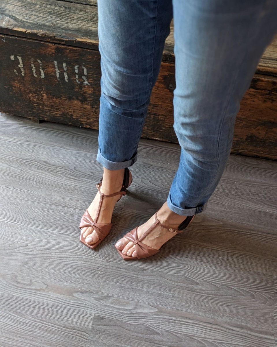 Sandalo t-bar Gaia con tacco 5 cm in nappa phard e cioccolato - immagine 6