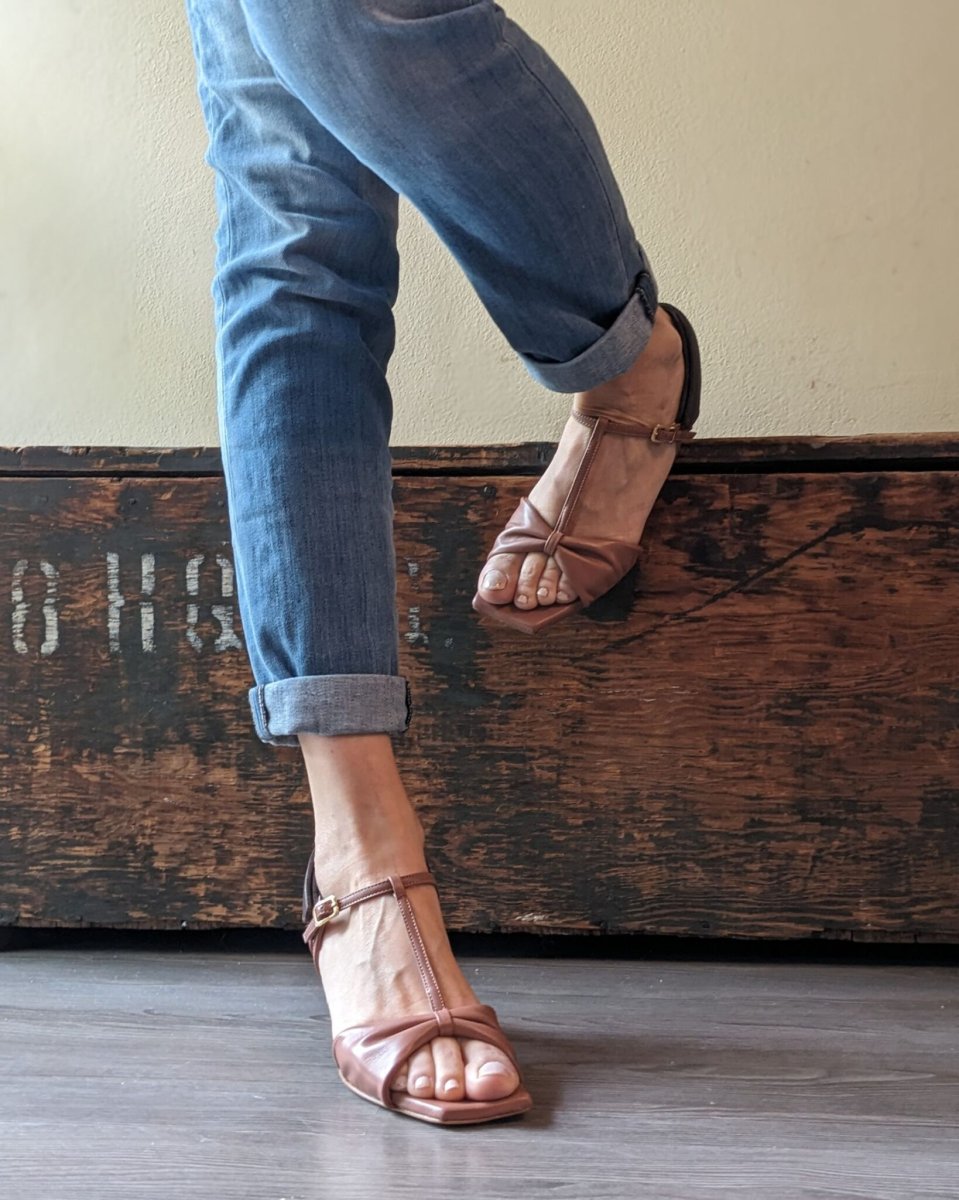 Sandalo t-bar Gaia con tacco 5 cm in nappa phard e cioccolato - immagine 5