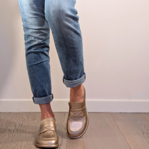 Mocassino Fluffy Giorgia a punta larga con lavorazione a sacchetto in nappa beige laminato – IN PREVENDITA