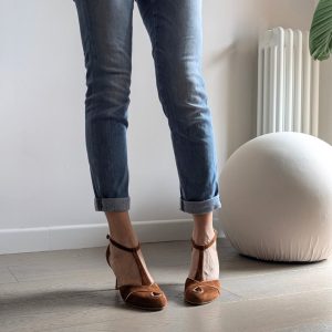 Décolleté t-bar Greta tanghera con tacco sottile di 70 mm in camoscio bruciato e profilo laminato cipria – IN PREVENDITA