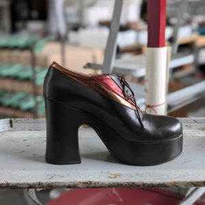 Scarpa stringata francesina Hiroko con tacco zeppa in nappa cacao