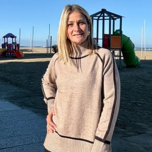 MAGLIONCINO AMPIO CON CUCITURE A CONTRASTO