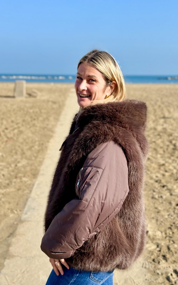 GIACCHETTO CON GILET IN ECO PELLICCIA E CAPPUCCIO - immagine 3
