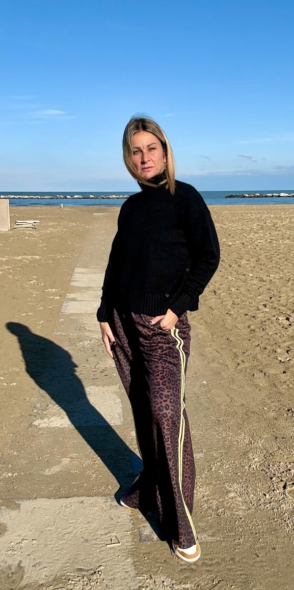 PANTALONE EFFETTO TUTA ANIMALIER E BANDE LATERALI - immagine 5