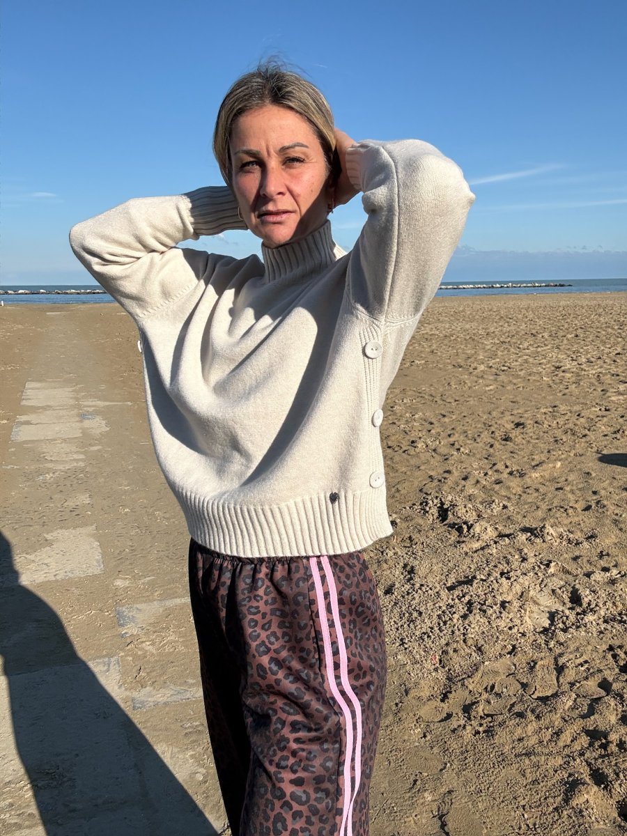 PANTALONE EFFETTO TUTA ANIMALIER E BANDE LATERALI - immagine 3