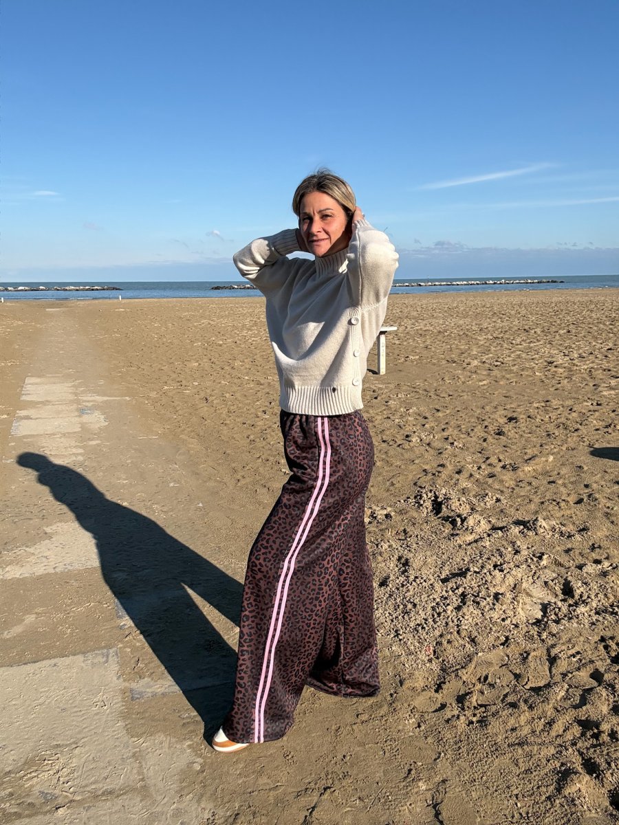 PANTALONE EFFETTO TUTA ANIMALIER E BANDE LATERALI - immagine 2