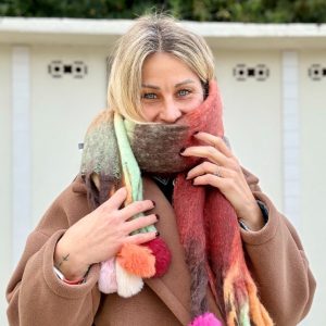 SCIARPONE IN PILE CON QUADRETTONI E POM POM