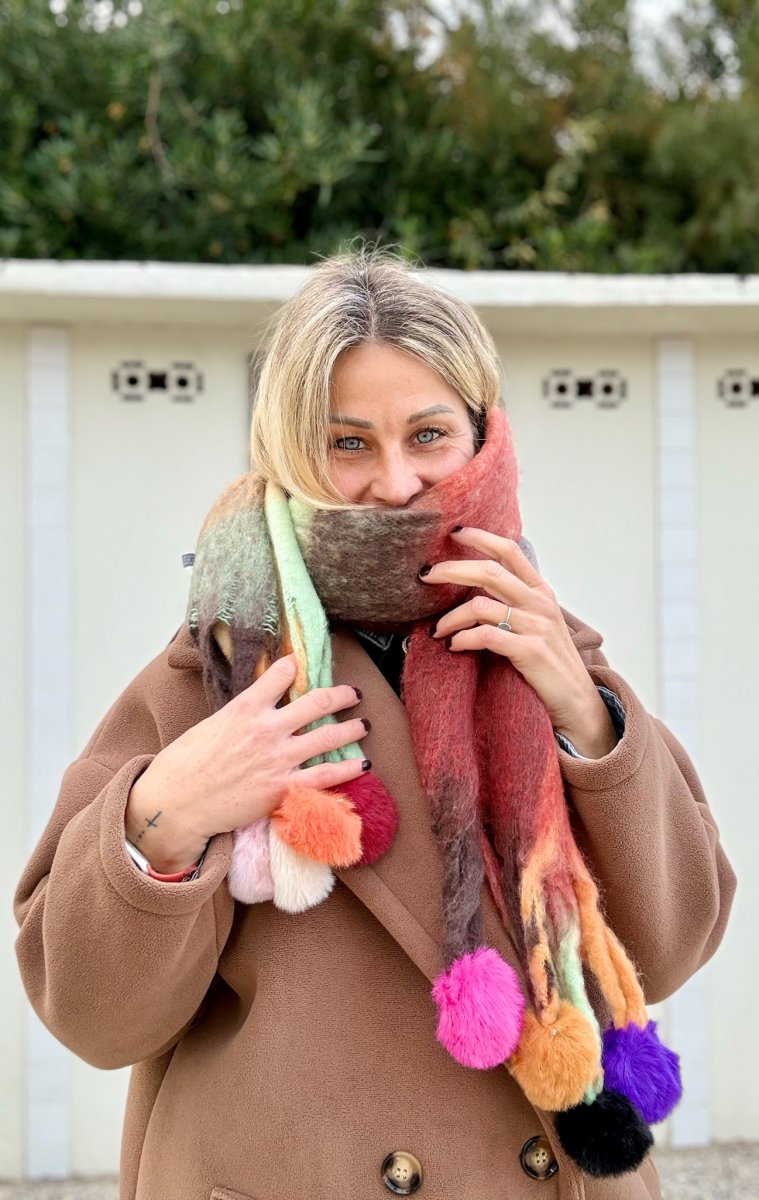 SCIARPONE IN PILE CON QUADRETTONI E POM POM