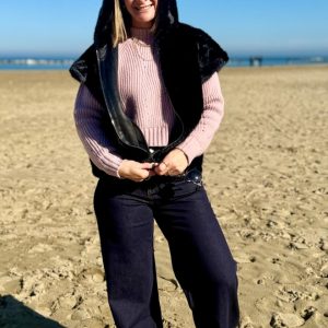 SMANICATO IN ECO PELLICCIA CON CERNIERA E CAPPUCCIO