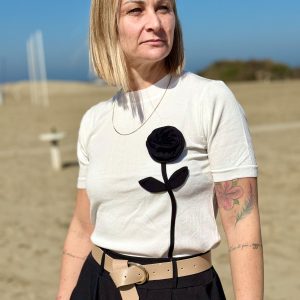 T-SHIRT IN MAGLINA DI COTONE CON FIORE
